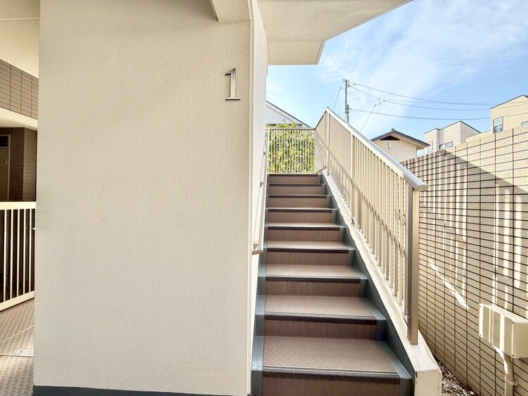 その他 共用部の階段です。明るく清潔に管理されています。