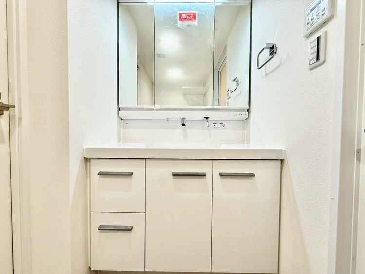 その他 清潔感を感じられる洗面化粧台。