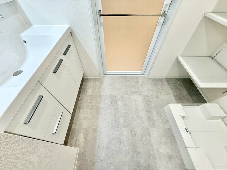 その他 十分な広さの脱衣所。