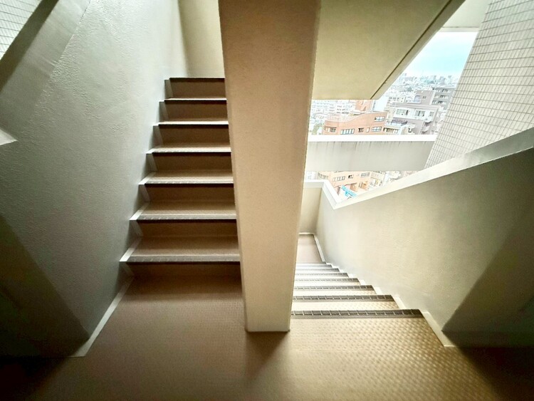 その他 共用部の階段です。明るく清潔に管理されています。