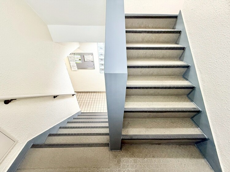 その他 共用部の階段です。明るく清潔に管理されています。