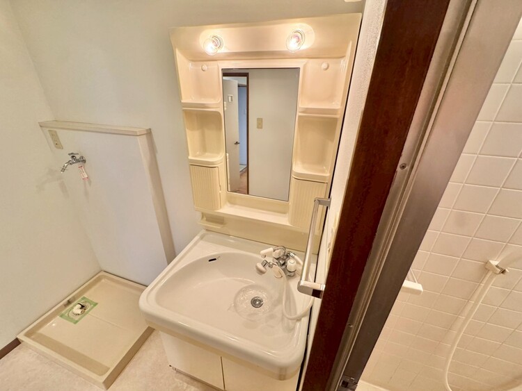 その他 清潔感を感じられる洗面化粧台。