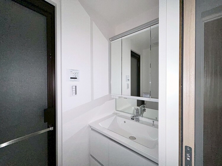 その他 清潔感を感じられる洗面化粧台。