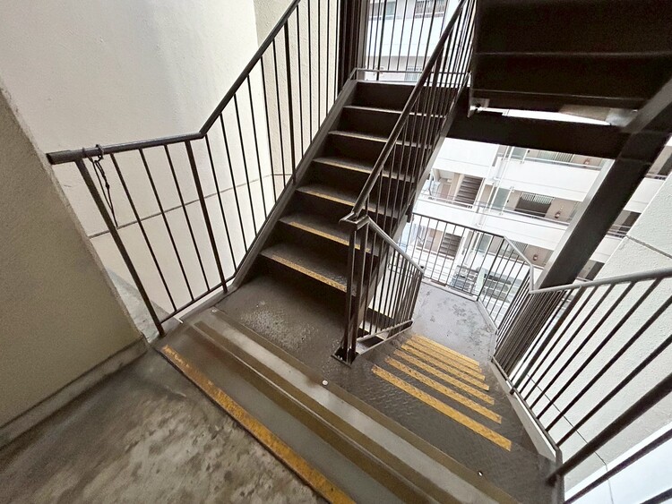 その他 共用部の階段です。明るく清潔に管理されています。
