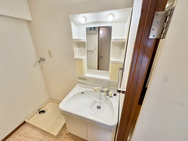 その他 清潔感を感じられる洗面化粧台。