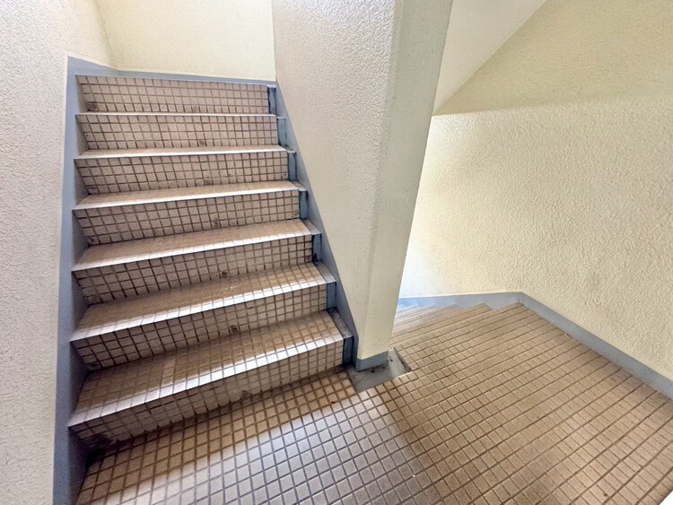 その他 共用部の階段です。明るく清潔に管理されています。