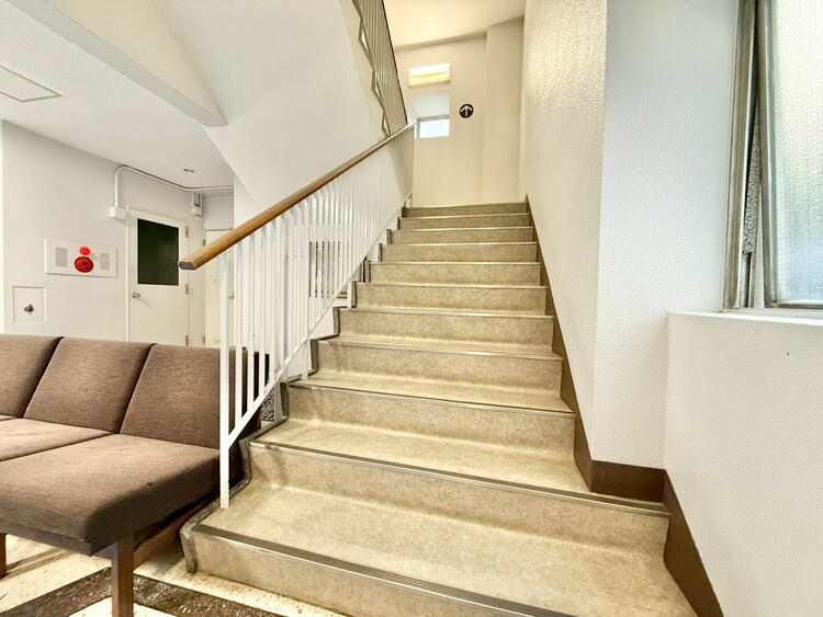 その他 共用部の階段です。明るく清潔に管理されています。