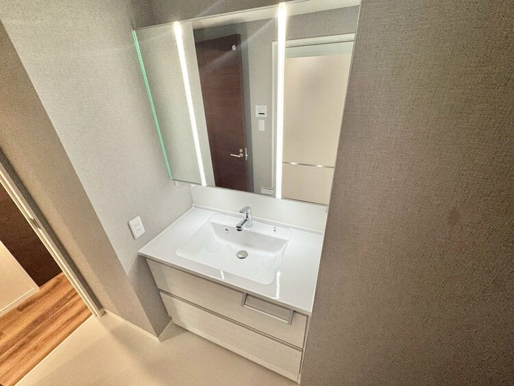 その他 清潔感を感じられる洗面化粧台。