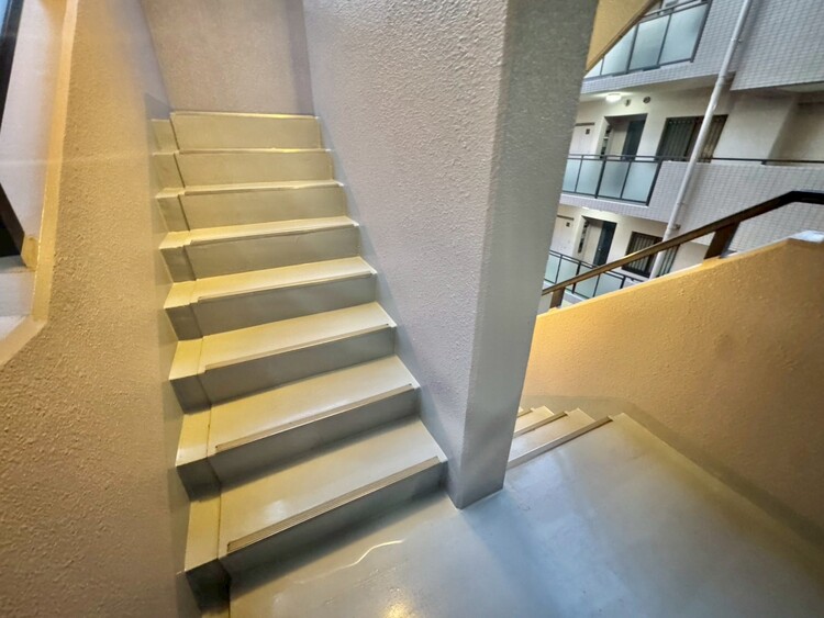 その他 共用部の階段です。明るく清潔に管理されています。