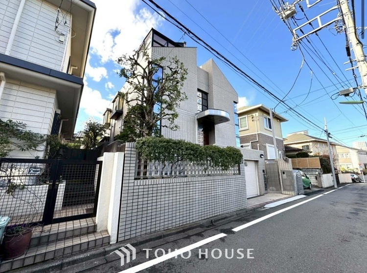 外観 窓を開けベランダに出ると当所なく広がる街と空のスクリーン。風が凪ぎ一時停止する目の前の画面の中、僕は一体何を考えていたのだろう。牧歌な街並みが僕を穏やかにさせてくれる。