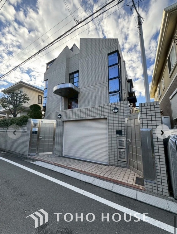 外観 【木漏れ日】の様な採光が優しく足元を照らし、心地いい暮らしの道しるべを写し出す。この空間で過ごす家族との語らいの時間がとても素敵で幸せを感じるかもしれない。