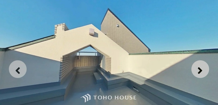 バルコニー 【居心地のいい暮らし】には欠かせない眩い採光。ゆったりとした幅の窓からこの空間に降り注ぐ採光が絶えない。明るいリビングこそ居心地のいい暮らしが待っているのだと思う。