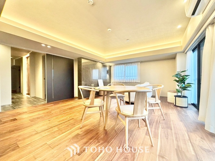 内装 ◆木漏れ日◆の様な採光が優しく足元を照らし、心地いい暮らしの道しるべを写し出す。この空間で過ごす家族との語らいの時間がとても素敵で幸せを感じるかもしれない。