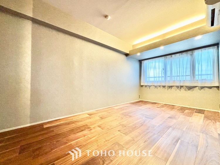 内装 ◆間接照明◆オレンジ色の光が僕達を大人な気分にさせる。静かで優しく語りかけるその光は、今日の終わりを告げてくれ、でも明日にはいい事が必ず来るよ。そんな囁きが聞こえてくる