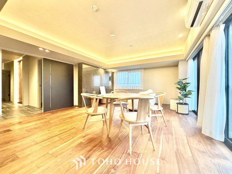 内装 ◆リビング◆たくさんの窓から注ぐ太陽の光。時間の経過とともに光と影のコントラストがこの空間のムードを変え、部屋に変化と温もりをもたらしてくれる。