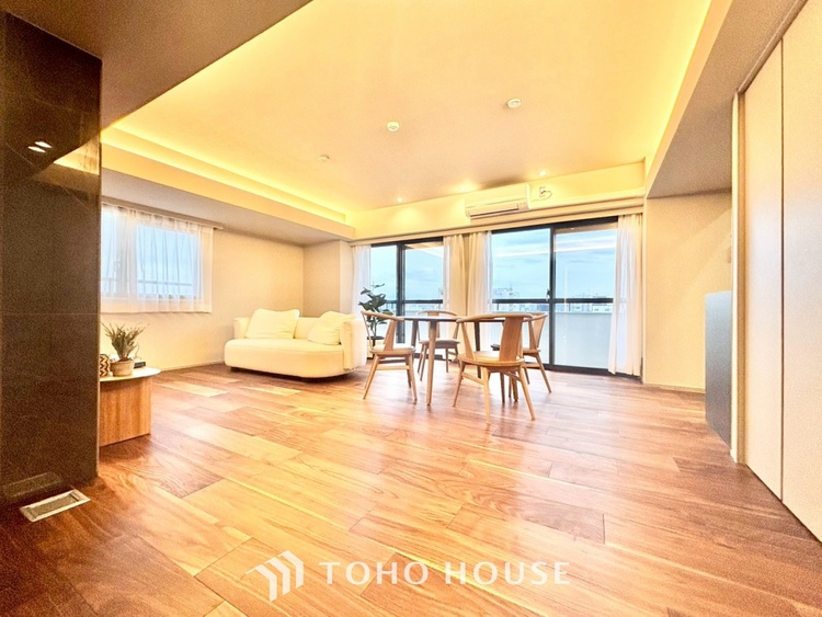 内装 ◆今宵の食卓◆ダウンライトに反射するグラスを眺めながらワインを注ぐ。トクトクと心地いい音をさせながら、フランスの古城を思わせる薫りがたちこめ、とても幸せな時を過ごせる。