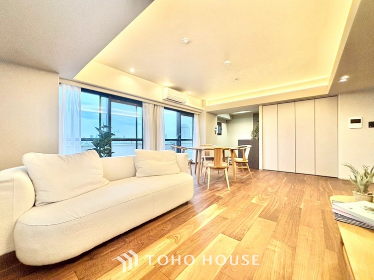 内装 ◆リビング◆そこには目を輝かせ笑顔で見つめてくれる君がいて、「おかえり」の言葉がこだまする。何気ない日々の挨拶は僕にとっては幸せで、同時に君の瞳にも恋している。