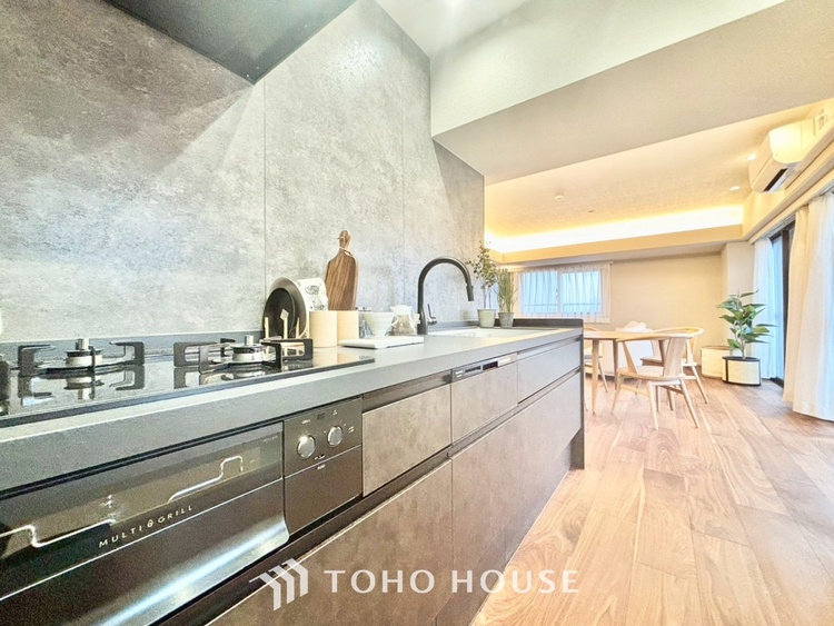 キッチン ◆今宵の食卓◆ダウンライトに反射するグラスを眺めながらワインを注ぐ。トクトクと心地いい音をさせながら、フランスの古城を思わせる薫りがたちこめ、とても幸せな時を過ごせる。