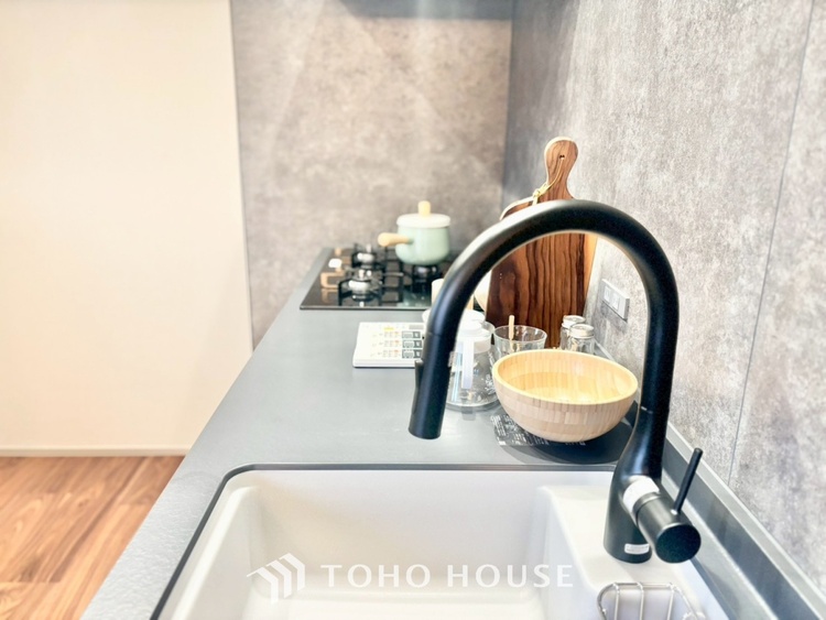 キッチン ◆キッチン◆美味しい料理を作りたくなるような気持にさせてくれる、腕を振るえる自慢のスペース。見上げると柔らかなダウンライトが包み込み、彩りを添えます。艶と光沢のある居心地の良いわが家のキッチン。