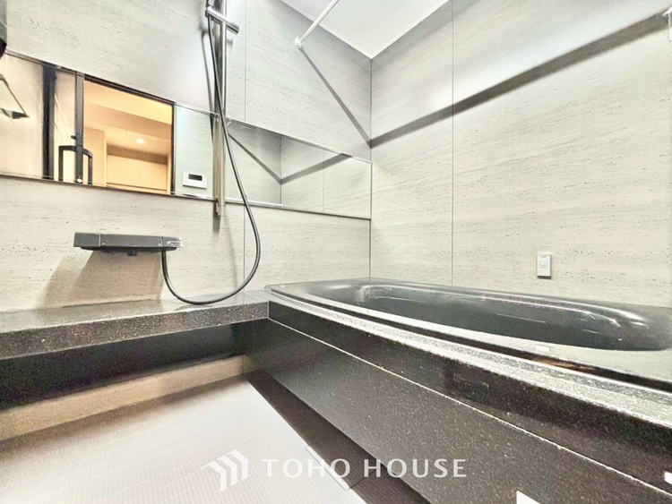 風呂 ◆浴室◆の温もりを感じ、ふわりと寄り添う太陽の妖精たちが自然と僕達を微睡ませる。うとうとしたい訳ではないがそんな時間が嫌いじゃない自分がここにいる。