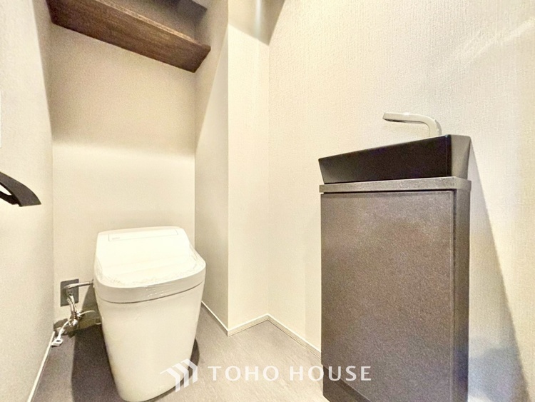 トイレ ◆トイレ◆トイレも全て新品に交換されており、清々しく新生活を始めることができます。白基調の清潔感のある空間に生まれ変わりました。