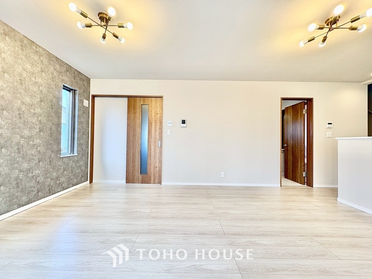 内装 【癒しの空間】室内構成に拘り採光とセンスを散りばめた空間。それは『柔らかさ』に似た素敵な居場所。そこに暮らす人のことを考えつくり出したものは『癒し』という心地よい居場所なんだと思う。