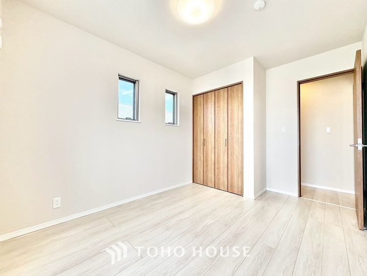 内装 【木漏れ日】の様な採光が優しく足元を照らし、心地いい暮らしの道しるべを写し出す。この空間で過ごす家族との語らいの時間がとても素敵で幸せを感じるかもしれない。