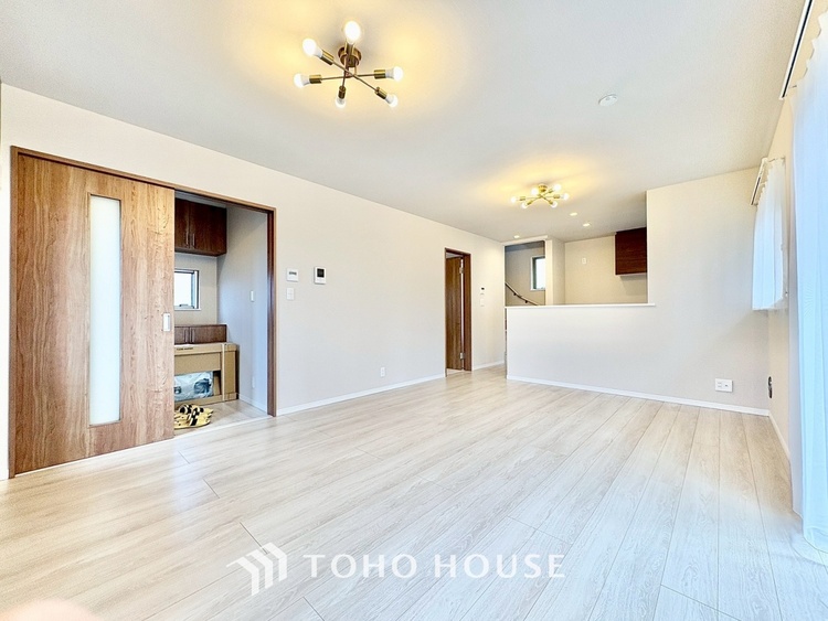 内装 【リビングルーム】天井に埋められた連続する眩い光−ダウンライト。それはまるでフライト航路のアプローチライトのように優美でロマン溢れるポジショニング。