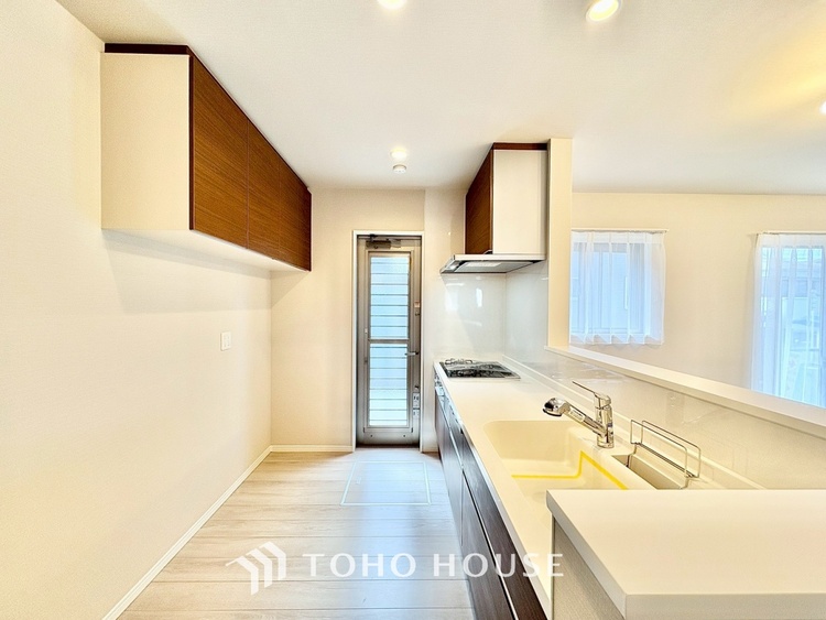 内装 【Kitchen】一歩一歩踏みしめる喜びを。光り眩い羨望のリビングへ。一歩一歩を踏みしめて家族の集う幸せの場所へ。すべてがクライマックスのマイベストホーム。