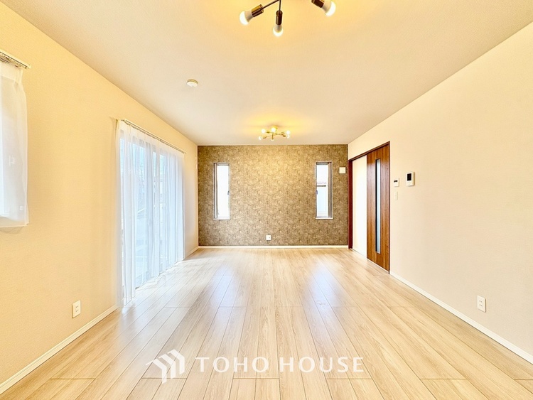 内装 【悠久の時】家族への思いを抱きながら、平和に過ごす悠久の時。あたかかく感じるのは、日当たりだけではない。広く和やかに暮らせる空間と、家族の存在を噛みしめて