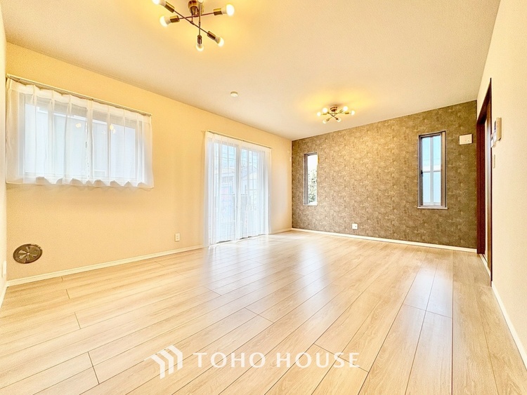 内装 【スペシャルシーン】デイリーシーンからスペシャルシーンまで様々なシーンで使用出来る、フレキシブルで飽きのこないこの空間。僕の頭の中では大好きなソファとダイニングテーブルと家族の笑顔が広がっていた