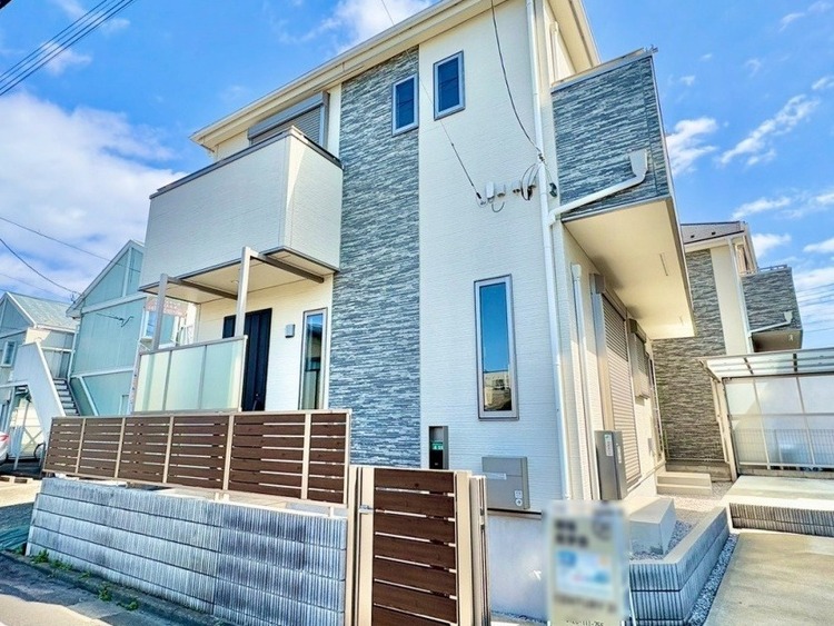 外観 窓を開けベランダに出ると当所なく広がる街と空のスクリーン。風が凪ぎ一時停止する目の前の画面の中、僕は一体何を考えていたのだろう。牧歌な街並みが僕を穏やかにさせてくれる。