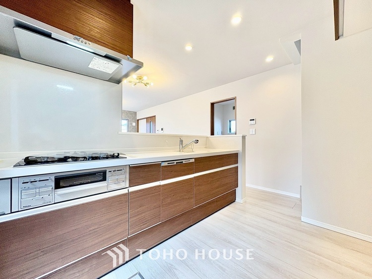 キッチン 【豪華絢爛】事も無げに美しく、伝えるには筆舌に尽くし難い。豪華絢爛や華美と言う事ではなく、住まう者にとって暮らし易く心地がいいと言う美しさがこの住まいには込められている。