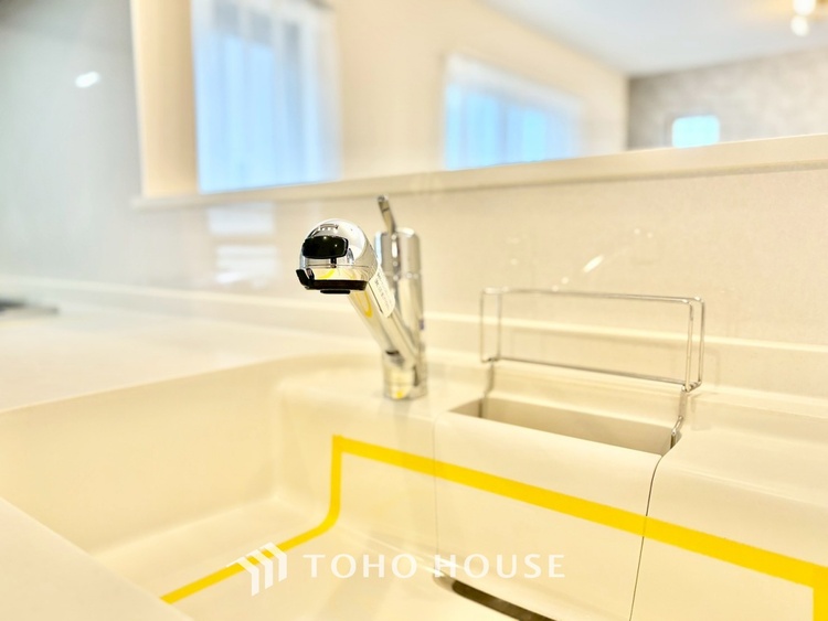 キッチン 【素敵な空間】君の姿に一瞬足を止めていた。美しくて惑わされてしまった自分が信じられない位素敵な空間。そしてこの空間に君がいて喜び歌を歌う僕が燥いでいる。