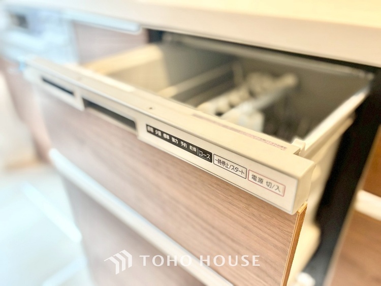 キッチン 【色彩】この空間に放たれた光は華美なまでに演出されたデザイン。流れる時をより芳醇なコーヒーの様な色彩奏でるアダージョ。そして情景豊かな作品のような暮らしがイメージできる。