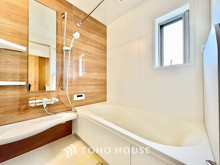 風呂 【Bathroom】奥行きが長く足を延ばしてもラクラクのスペース。体の大きい方でも嬉しいワイドサイズ。また、カビが付きにくく軽くこすれば簡単に落ちるお掃除ラクラク仕様です。