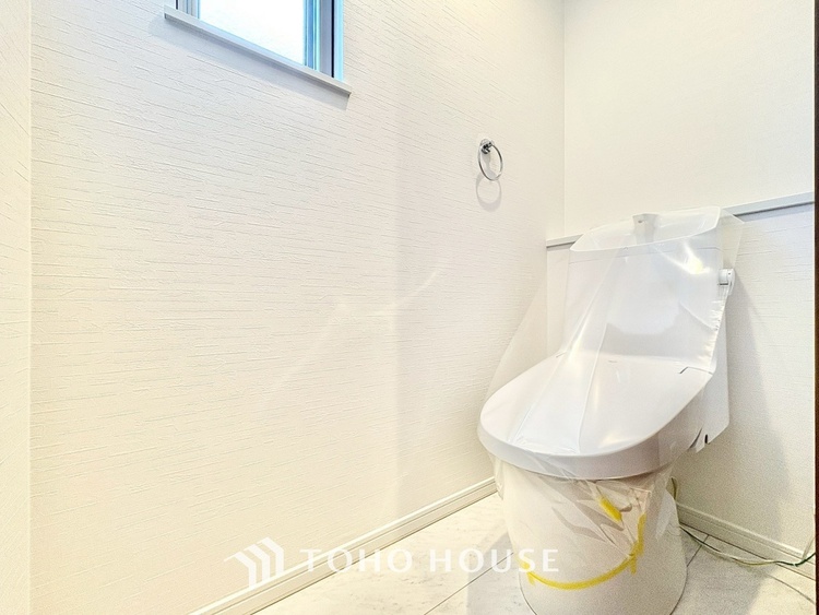 トイレ 【Toilet】トイレも全て新品に交換されており、清々しく新生活を始めることができます。白基調の清潔感のある空間に生まれ変わりました。