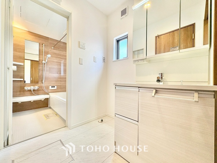 洗面 【Wash basin】十分な大きさの洗面台は収納もさる事ながら、身だしなみチェックや歯磨きなど、朝の慌ただしい時間でもホテルライクなスペースで余裕とゆとりを感じて頂けます。