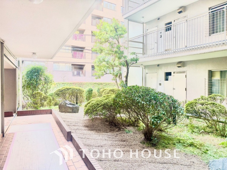 駐車場 風の通り道。舞い込んでくる風が優しく躍り、室内に爽やかな空気を運んでくる。そこに季節の息吹を感じて、いまがどんな季節なのかを実感する。