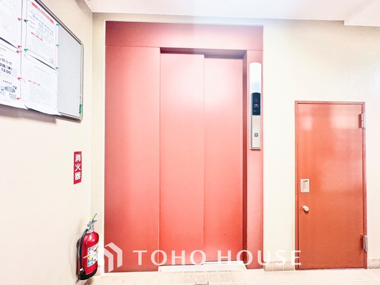 駐車場 風の通り道。舞い込んでくる風が優しく躍り、室内に爽やかな空気を運んでくる。そこに季節の息吹を感じて、いまがどんな季節なのかを実感する。