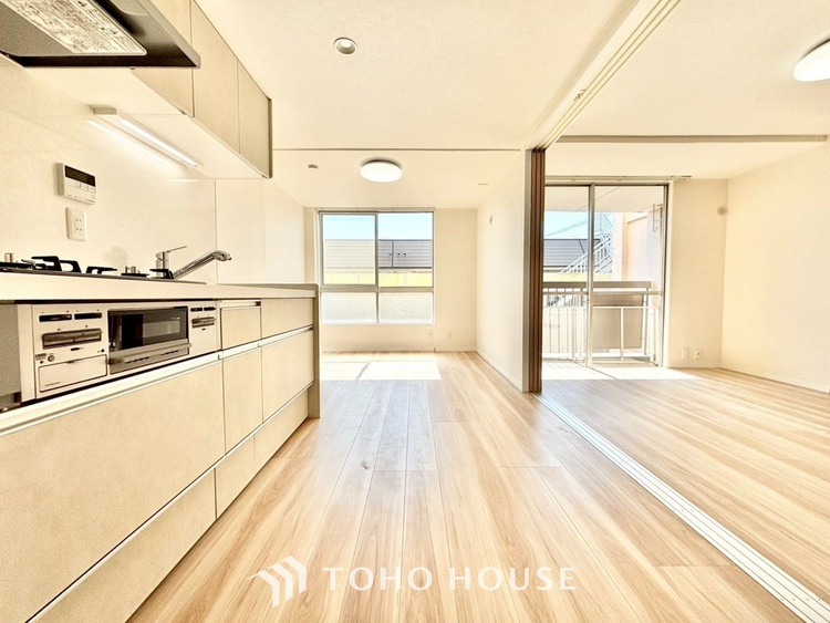 内装 ◆木漏れ日◆の様な採光が優しく足元を照らし、心地いい暮らしの道しるべを写し出す。この空間で過ごす家族との語らいの時間がとても素敵で幸せを感じるかもしれない。