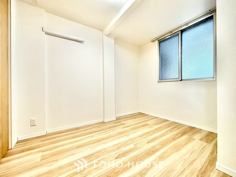 内装 ◆間接照明◆オレンジ色の光が僕達を大人な気分にさせる。静かで優しく語りかけるその光は、今日の終わりを告げてくれ、でも明日にはいい事が必ず来るよ。そんな囁きが聞こえてくる