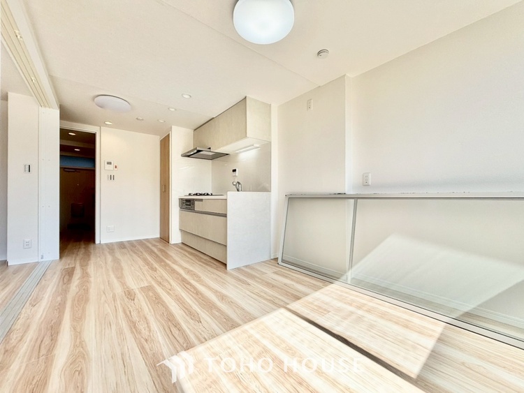 内装 ◆リビング◆たくさんの窓から注ぐ太陽の光。時間の経過とともに光と影のコントラストがこの空間のムードを変え、部屋に変化と温もりをもたらしてくれる。