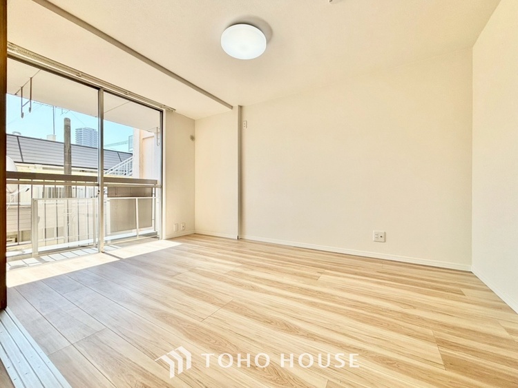 内装 ◆色彩◆この空間に放たれた光は華美なまでに演出されたデザイン。流れる時をより芳醇なコーヒーの様な色彩奏でるアダージョ。そして情景豊かな作品のような暮らしがイメージできる。