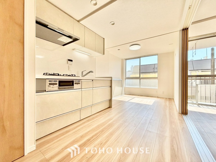 内装 ◆窓を開けると◆冷涼な風、そよぐリビング。だんらんの場所はここから始まり、ここで終わる。家族の笑顔が集う素敵な場所だから、こだわり抜いた思いが詰まっているのだと思う。