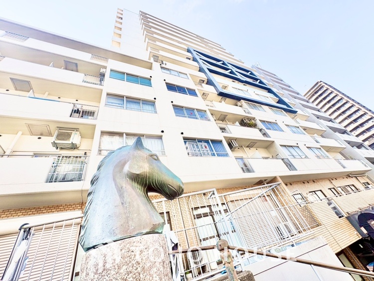 駐車場 風の通り道。舞い込んでくる風が優しく躍り、室内に爽やかな空気を運んでくる。そこに季節の息吹を感じて、いまがどんな季節なのかを実感する。