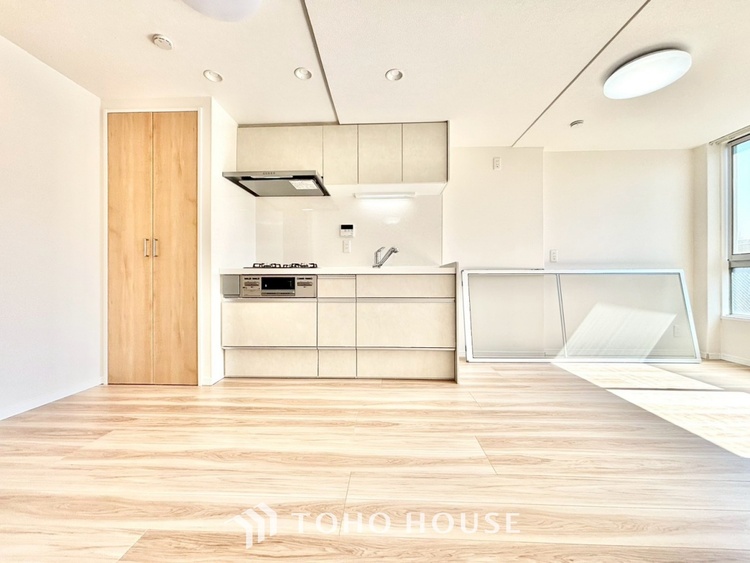 内装 ◆リビング◆そこには目を輝かせ笑顔で見つめてくれる君がいて、「おかえり」の言葉がこだまする。何気ない日々の挨拶は僕にとっては幸せで、同時に君の瞳にも恋している。