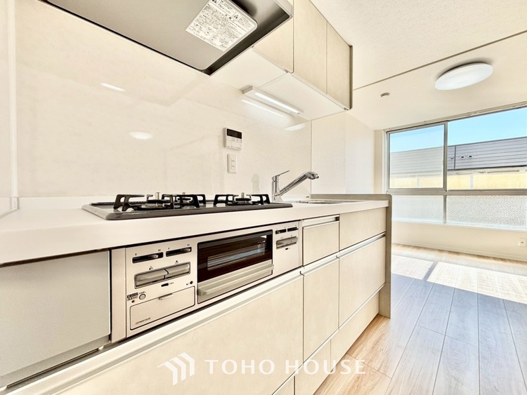 キッチン ◆キッチン◆美しく使いやすいキッチンは油汚れが簡単に拭き取れる素材で加工されており、浄水器シャワーから流す水の音を軽減する静かなシンクを採用。見えないところにさり気ない配慮が嬉しいですね