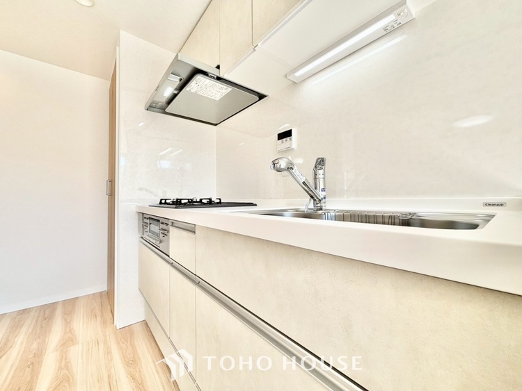 キッチン ◆今宵の食卓◆ダウンライトに反射するグラスを眺めながらワインを注ぐ。トクトクと心地いい音をさせながら、フランスの古城を思わせる薫りがたちこめ、とても幸せな時を過ごせる。