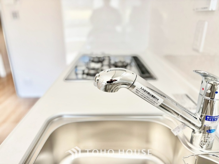 キッチン ◆キッチン◆美味しい料理を作りたくなるような気持にさせてくれる、腕を振るえる自慢のスペース。見上げると柔らかなダウンライトが包み込み、彩りを添えます。艶と光沢のある居心地の良いわが家のキッチン。